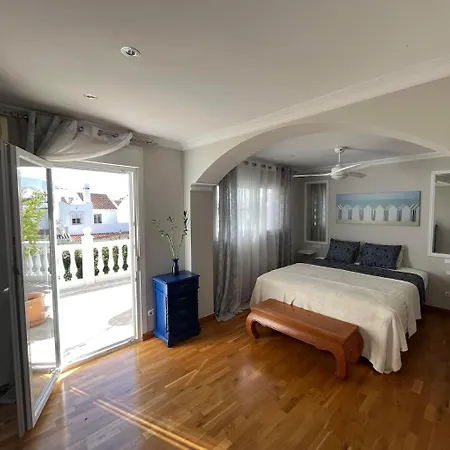 بيت للعطل Family With Private Swimming Pool & Garden