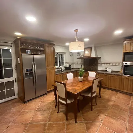 بيت للعطل Family With Private Swimming Pool & Garden *