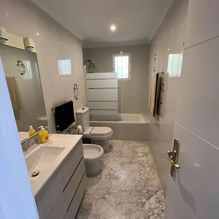 Family With Private Swimming Pool & Garden بيت للعطل