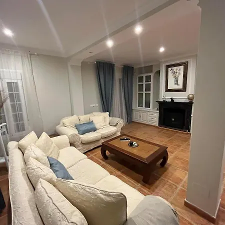 Family With Private Swimming Pool & Garden ماربيا