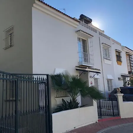 Family With Private Swimming Pool & Garden بيت للعطل